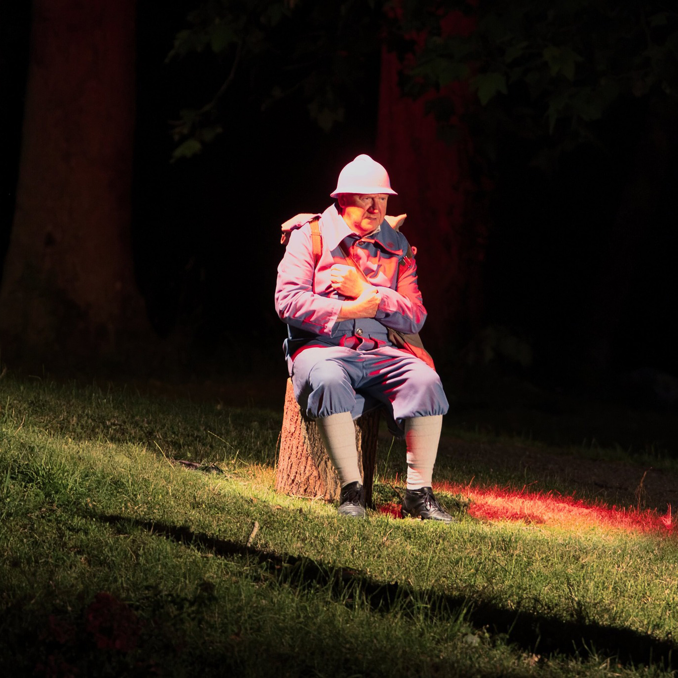 pierre mac orlan en soldat de la guerre 14-18 pendant le spectacle "cygnes des temps"